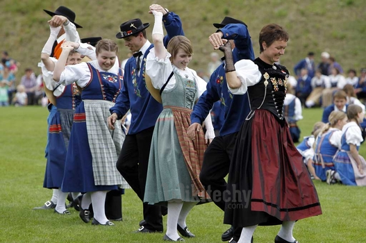 traditional swiss clothing 